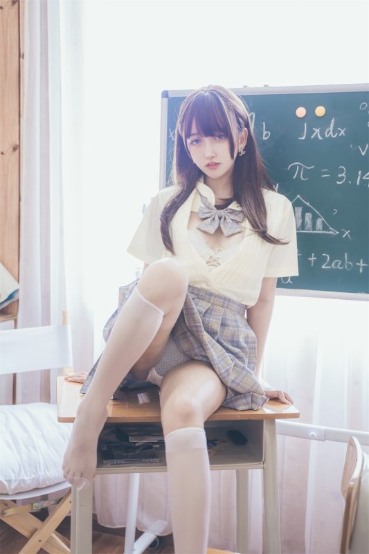 【在线看】过期米线线喵 教室写真 [30P]-维密网-全网首发微密圈美女写真